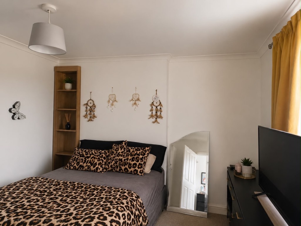 Lot: 69 - ATTRACTIVE PAIR OF SEMI-DETACHED HOUSES - 3 Mays Road - Bedroom one
